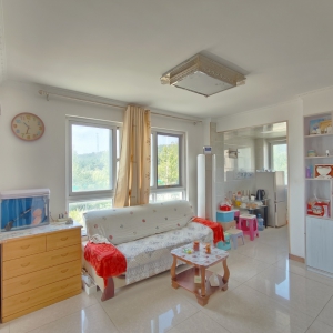 美庐苑住人三楼70平两室一厅精装带储藏室出售