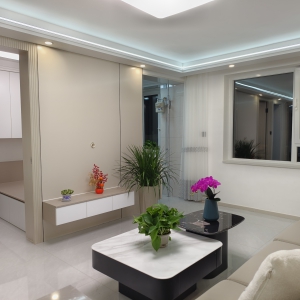 卧龙山庄住人三楼西边户55平两室精装带外开门储藏室